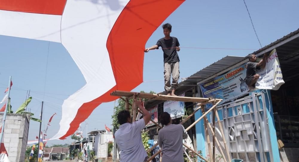podiumnews.com-Perumahan Ini Dihiasi Bendera Merah Putih Super Panjang